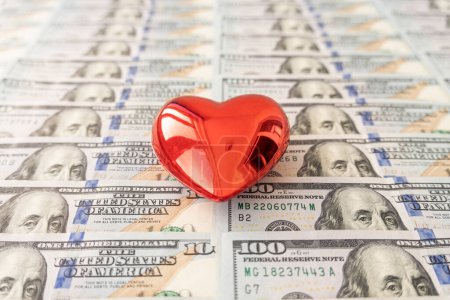 Concepto de amor y dinero. Corazón y moneda americana de cerca. día de San Valentín, amor por el dinero