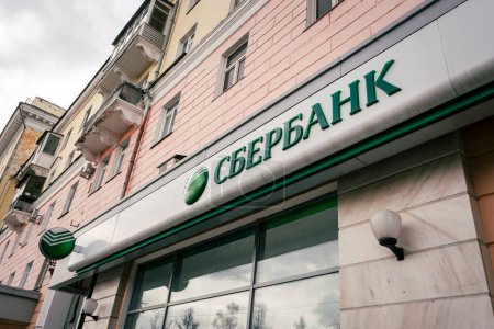 Téléchargez les photos : Le 9 avril 2022. Russie Barnaul. : Sberbank est une société bancaire et financière publique à majorité russe. Logo sur la façade du bâtiment - en image libre de droit