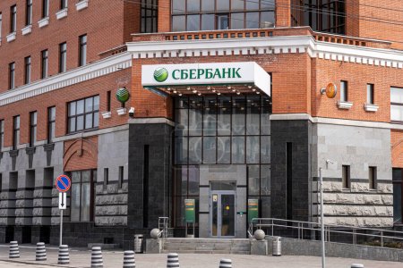 Téléchargez les photos : Le 9 avril 2022. Russie Barnaul. : Sberbank est une société bancaire et financière publique à majorité russe. Logo sur la façade du bâtiment - en image libre de droit