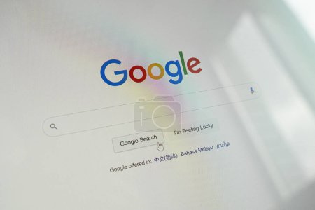 Foto de La página del servicio de búsqueda de Google está abierta en la pantalla del ordenador en primer plano. Barnaul. Rusia junio 20, 2022 - Imagen libre de derechos