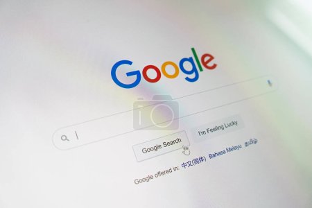 Téléchargez les photos : La page du service de recherche Google est ouverte en gros plan sur l'écran de l'ordinateur. Barnaul. Russie 20 juin 2022 - en image libre de droit