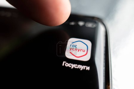 Foto de Barnaul. Rusia junio 20, 2022: aplicación de servicios públicos en la pantalla del teléfono inteligente en primer plano. - Imagen libre de derechos