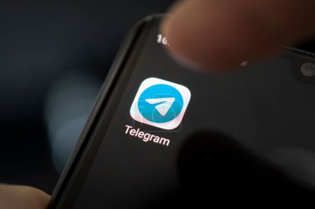 Foto de Barnaul. Rusia. Febrero 9, 2021: Aplicación de iconos de Telegram en el primer plano del smartphone de pantalla. Telegram es una red de redes sociales en línea. - Imagen libre de derechos