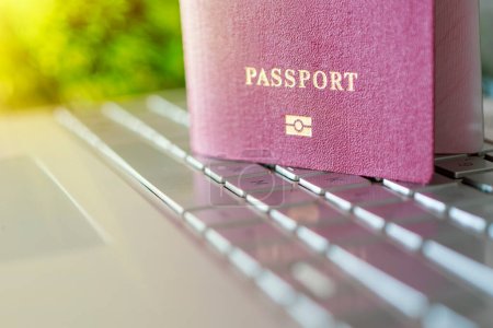 Pasaporte en el teclado. El concepto de identificación en línea al registrarse en un sitio web en Internet. Internet por pasaporte. Compra de billetes de avión. Reserva de hotel.
