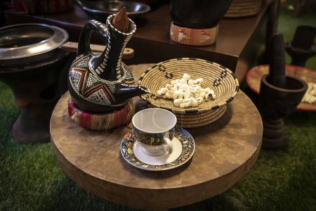 Téléchargez les photos : Cafetière et une tasse à café. Boire du café dans le style arabe. Café maison - en image libre de droit