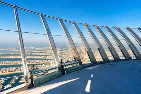 Téléchargez les photos : Pont d'observation au sommet d'un gratte-ciel sur le toit. Vue sur l'île artificielle de Palm Jumeirah - en image libre de droit