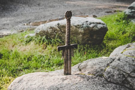 Foto de Excalibur la famosa espada en la piedra del rey Arturo. leyenda del rey Arturo - Imagen libre de derechos