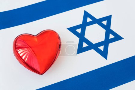 Téléchargez les photos : Le cœur rouge est sur le drapeau d'Israël. Le concept de sentiments patriotiques pour son état. Patriotisme - en image libre de droit