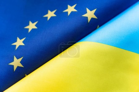 Flaggen Europäische Union und Deutschland. Das Konzept der internationalen Beziehungen zwischen Ländern. Der Zustand der Regierungen. Assoziierung der Ukraine und der Europäischen Union