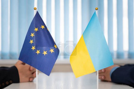Drapeaux politiques de l'Ukraine et de l'Union européenne. concept de négociations, de collaboration et de coopération des pays. accord entre les gouvernements. L'adhésion de l'Ukraine à l'Union européenne.