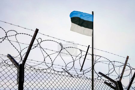 Téléchargez les photos : Concept d'estonia frontières fermées avec drapeau et clôture métallique. Ukraine immigration et sécurité intérieure. frontière estonienne russe - en image libre de droit