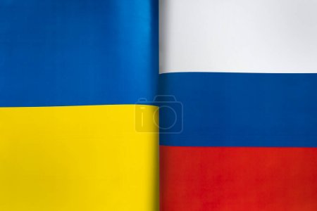 Téléchargez les photos : Contexte des drapeaux de l'ukraine et de la Russie. Le concept d'interaction ou de contre-action entre les deux pays. Relations internationales. négociations politiques. Compétition sportive. - en image libre de droit