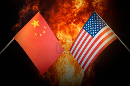 Téléchargez les photos : Drapeaux de Chine et des États-Unis d'Amérique dans le contexte d'une explosion de feu. Le concept d'hostilité et de guerre entre les pays. Relations politiques tendues. - en image libre de droit