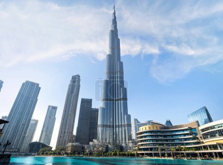 Téléchargez les photos : Dubaï, Émirats arabes unis. 27 novembre 2022. Vue sur le Burj Khalifa, le plus haut bâtiment du monde. Vue sur les touristes près de la fontaine Dubai Mall. - en image libre de droit
