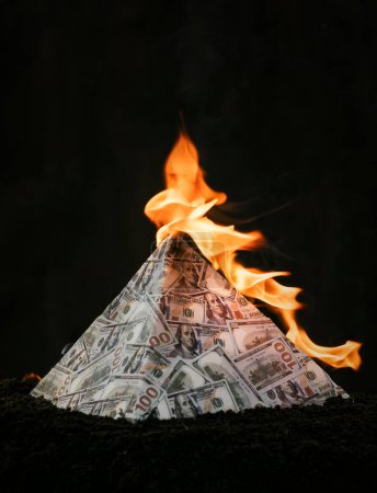 Foto de Una pirámide financiera global basada en el dominio del dólar. Concepto de gestión mundial. teoría de la conspiración. el colapso del sistema financiero del dólar. El dinero arde sobre un fondo oscuro. - Imagen libre de derechos