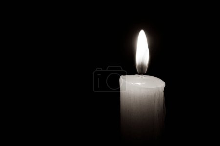 Foto de El concepto de luto, Vela oscura sobre fondo negro, RIP - Imagen libre de derechos