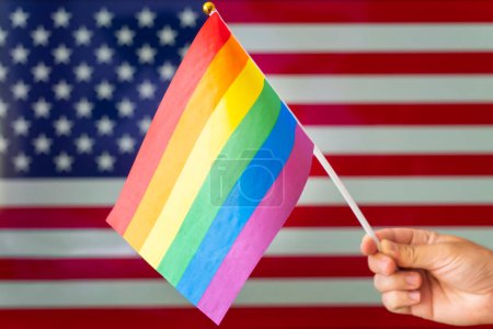 Téléchargez les photos : Etats-Unis drapeau et drapeau de la communauté LGBT. Le problème des droits des minorités sexuelles dans le pays. Protection et violation des droits de l'homme. relations non traditionnelles et concept politique. - en image libre de droit