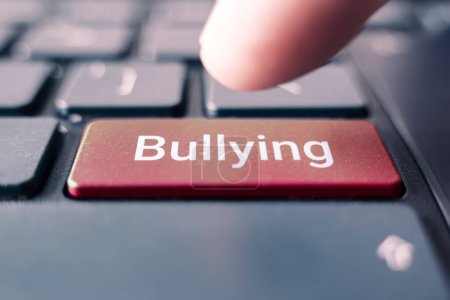 Foto de La palabra bullying en el teclado de la computadora. El concepto de intimidación y humillación por acoso en la red. - Imagen libre de derechos