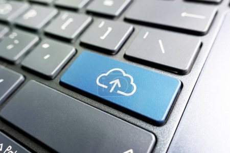 Concepto de computación en nube en el teclado del ordenador. Carga y descarga de datos desde un servicio en la nube