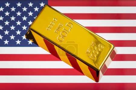 Téléchargez les photos : Le lingot d'or est sur le drapeau national des États-Unis, concept de réserve d'or des États-Unis - en image libre de droit