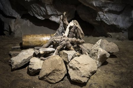 Foto de Leña de madera en un incendio en una cueva. Reconstrucción de la vida de un cavernícola - Imagen libre de derechos