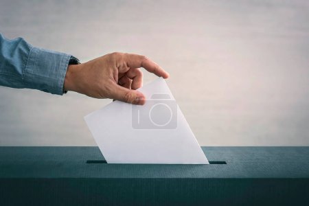 männlich oder männlich Wähler hält Umschlag in seiner Hand über Stimmzettel für die Stimmabgabe auf weißem Hintergrund