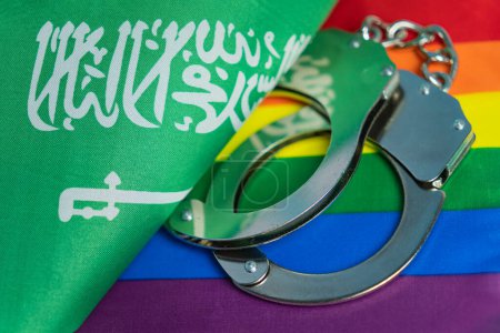 Foto de Esposas, bandera árabe saudí y bandera de LGBT. El problema de los derechos de las minorías sexuales en el país. Ley conceptual que prohíbe la propaganda LGBT. relaciones no tradicionales y concepto político. - Imagen libre de derechos