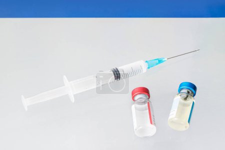 Téléchargez les photos : Vaccin contre le coronavirus - Nouveau vaccin russe contre le coronavirus Sars-Cov-2 sur la table du laboratoire. - en image libre de droit