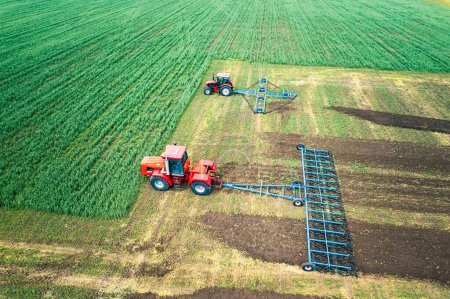 Foto de Alto ángulo de tiro de cosechadoras que trabajan en el campo - Imagen libre de derechos