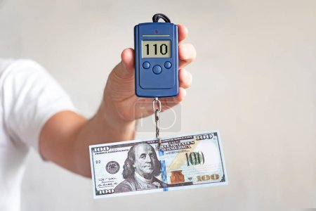 Foto de Billetes de dólar en la balanza electrónica, un símbolo de apreciación de costos, deflación, sobreestimación de dinero. concepto de inflación en los Estados Unidos de América. - Imagen libre de derechos