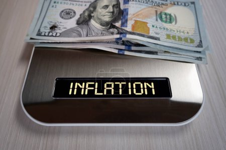Foto de Billetes de dólar en la balanza electrónica, un símbolo de reducción de costos, inflación, depreciación del dinero. concepto de inflación en los Estados Unidos de América. - Imagen libre de derechos