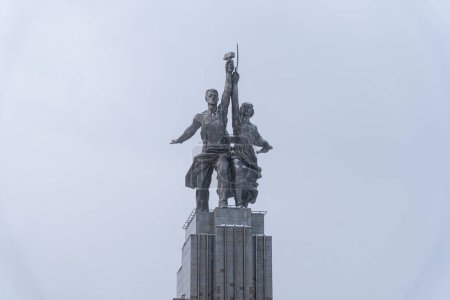 Téléchargez les photos : Monument du travailleur et fermier collectif. Moscou. Russie
. - en image libre de droit