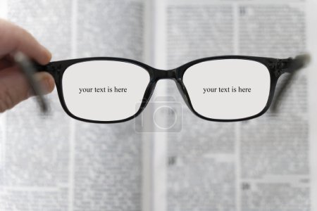 Buch und Brille zum Lesen und Schreiben über verschwommenen Hintergrund mit Kopierraum, selektiver Fokus. Lesebrille in der Hand auf verschwommenem Buchhintergrund. Konzept der schlechten Sicht. Kopierraum für Text