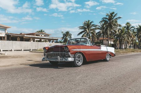 Foto de Varadero, Cuba. 22 de noviembre de 2019: Chevrolet Oldtimer americano monta en la carretera contra el fondo de palmeras en la isla de Cuba. - Imagen libre de derechos
