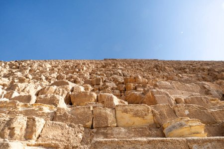 Téléchargez les photos : Pente de trois grandes pyramides du complexe pyramidal de Gizeh et ciel derrière. fond de briques pyramidales - en image libre de droit