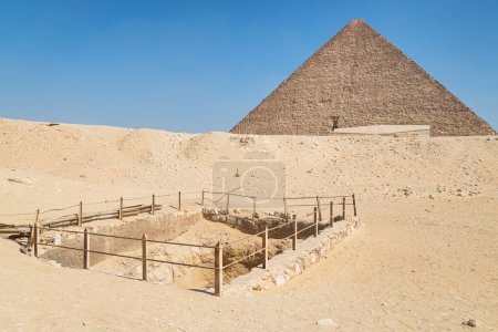 Foto de Excavaciones frente a la gran Pirámide de Keops en el valle de Giza. El Cairo Egipto. Pirámides de Khafra contra el cielo azul. - Imagen libre de derechos