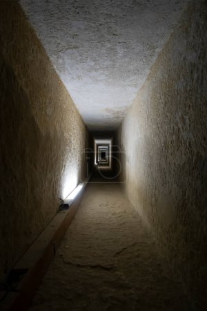 Foto de Entrada al túnel de la antigua pirámide egipcia. La pirámide de Chephren. Giza, El Cairo, Egipto. dentro de la segunda pirámide. foto vertical - Imagen libre de derechos