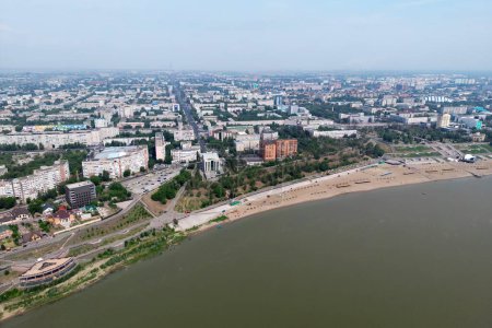 neuer Damm am Ufer des Irtysch in der Stadt Pawlodar, Kasachstan. Draufsicht aus der Drohne von oben
