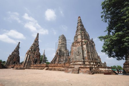 Téléchargez les photos : Tours prangs de Wat Chaiwatthanaram à Ayutthaya, Thaïlande. Ruines panoramiques du temple bouddhiste dans l'ancienne ville du royaume Ayutthaya Siam. Thaïlande est une destination touristique populaire de l'Asie. - en image libre de droit