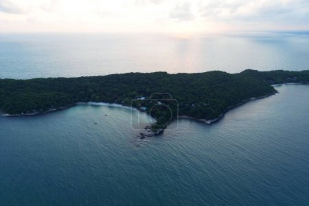 Foto de Vista aérea superior de la playa de Wong Duean en la isla de Ko Samet con agua de mar turquesa cristalina tropical hermosa, Rayong, Tailandia - Imagen libre de derechos