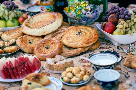 Téléchargez les photos : La nourriture traditionnelle en Asie centrale avec des tests, de la nourriture. Au Moyen-Orient. Saveur orientale. Cuisine nationale ouzbèke - en image libre de droit