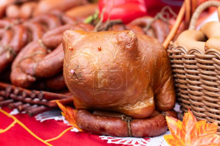 Foto de Salchicha en forma de cerdo en una mesa para la venta en una carnicería. embutido de cerdo ahumado - Imagen libre de derechos