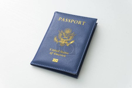 uns Pass auf weißem Tisch. das Konzept, die US-Staatsbürgerschaft zu erlangen. Ein Bürger der Vereinigten Staaten.