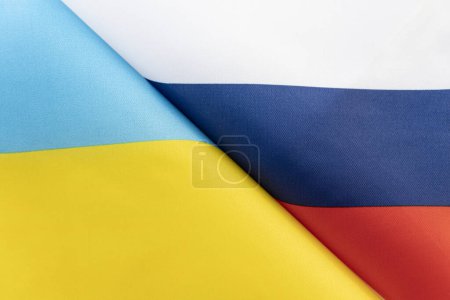 Hintergrund der Flaggen der Ukraine und Russlands. Das Konzept der Interaktion oder Gegenwirkung zwischen den beiden Ländern. Internationale Beziehungen. politische Verhandlungen. Sportwettbewerb.