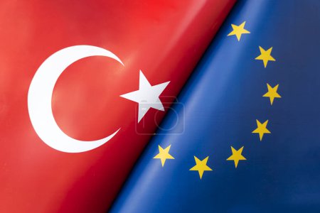 Banderas de la Unión Europea y Turquía. El concepto de relaciones internacionales entre países. Estado de los gobiernos.