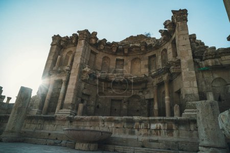 Téléchargez les photos : Nymphée à Jerash, Jordanie. ancienne ville jordanienne de Gerasa. ancienne ville romaine de Jerash est l'une des principales attractions de la Jordanie - en image libre de droit
