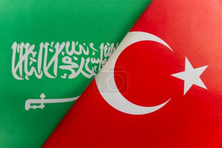 Téléchargez les photos : Contexte des drapeaux de l'arabie saoudienne, Turquie. Le concept d'interaction ou de contre-action entre les deux pays. Relations internationales. négociations politiques. Compétition sportive. - en image libre de droit
