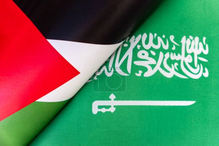 Téléchargez les photos : Fond des drapeaux de l'arabie saoudienne, palestine. Le concept d'interaction ou de contre-action entre les deux pays. Relations internationales. négociations politiques. Compétition sportive. - en image libre de droit