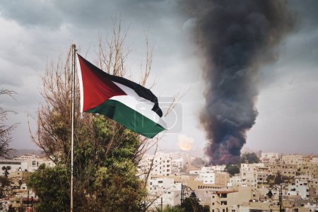 Téléchargez les photos : Le drapeau de la Palestine sur la montagne sur le fond des maisons de la ville. la guerre au Moyen-Orient. explosion avec fumée noire dans la ville. - en image libre de droit