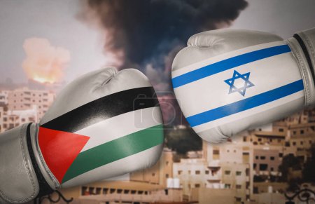 Foto de Guantes de boxeo con banderas de Israel y Palestina en el fondo de humo y explosión. concepto de lucha entre países. - Imagen libre de derechos
